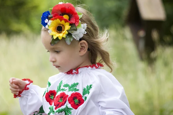 Kislány az ukrán népviselet — Stock Fotó