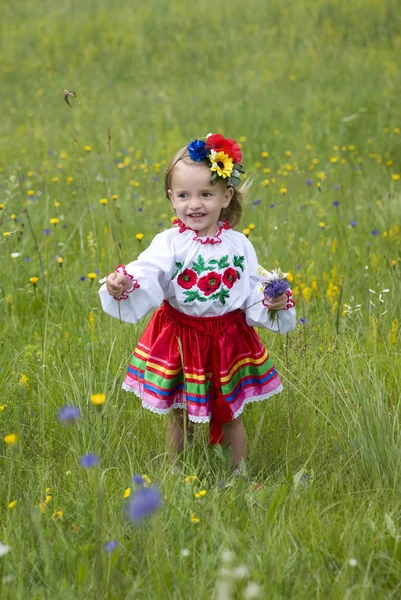 Klein meisje in klederdracht Oekraïense — Stockfoto