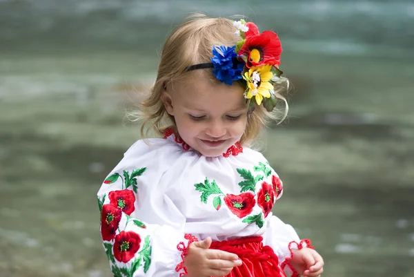 Дівчинка у традиційний Український костюм — стокове фото