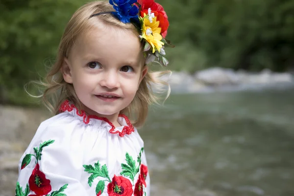 Petite fille en costume ukrainien traditionnel — Photo