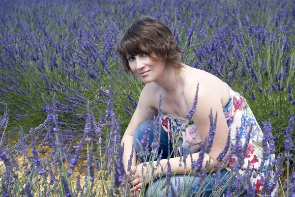 Vrouw in het lavendelveld — Stockfoto