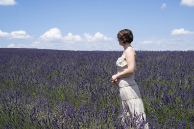 Lavanta tarlasında bir kadın