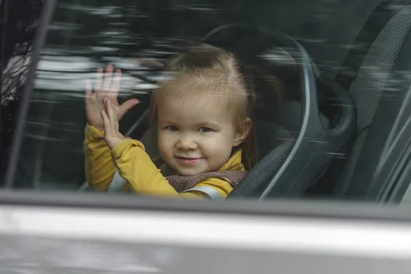 Милая Милая Малышка Сидит Заднем Сиденье Смотрит Окно Машины — стоковое фото