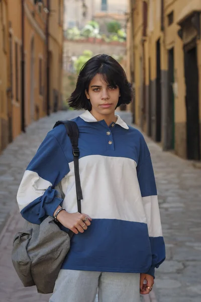 Tinédzser Lány Pózol Olasz Óváros Utcájában — Stock Fotó