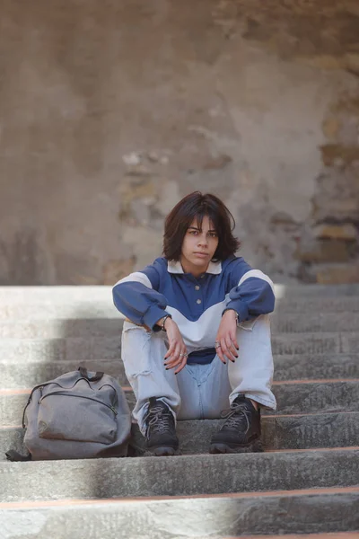 Nastoletni Student Plecakiem Siedzący Schodach Ulicy Włoskiej Starówki — Zdjęcie stockowe