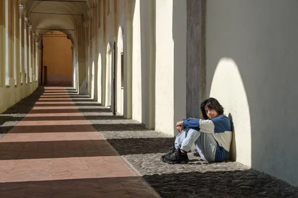 Adolescente Sentada Rua Cidade Velha Italiana — Fotografia de Stock