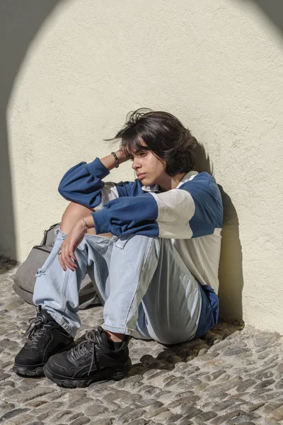 Triste Adolescente Sentada Rua Pavimento Inclinando Cabeça Parede — Fotografia de Stock