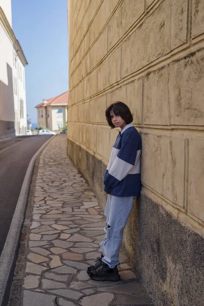 路上で壁に寄りかかっている10代の少女 — ストック写真