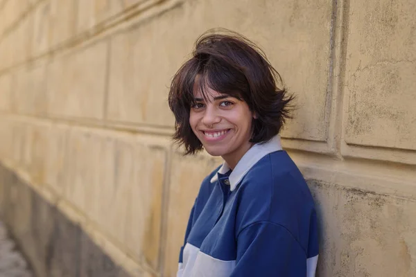 Retrato Adolescente Pie Junto Pared — Foto de Stock