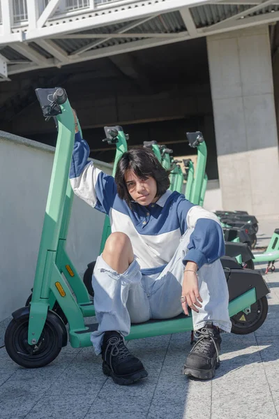 Teenage Lány Elektromos Robogó Belül Egy Speciális Terület Bérleti Escooters — Stock Fotó