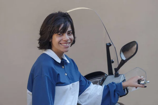 Glückliches Mädchen Posiert Mit Ihrem Motorroller Der Stadt Stockbild