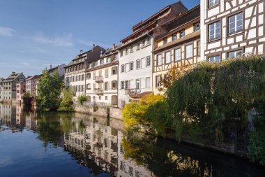 Fransa 'nın Petite bölgesindeki yarı keresteli evlere kadar uzanan bir kanal manzarası. Strasbourg turist merkezi, kaldırım taşı sokakları, kanallar ve iyi korunmuş yarım kereste binalarıyla tanınıyor.