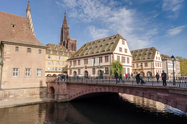 Strasburg Francja Października 2021 Kanał Ill River Promenadą Rzędem Kamienic — Zdjęcie stockowe