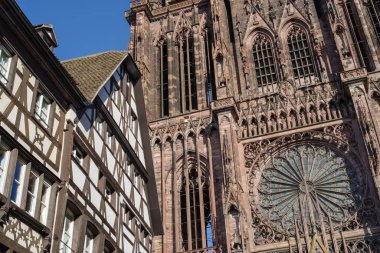 Notre Dame Gotik Katedrali çerçeveli evler, UNESCO dünya mirası sitesi, Alsace, Fransa, Avrupa