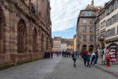 Strasbourg, Fransa - 25 Ekim 2021: Strasbourg 'un tarihi merkezinin yaya sokağı boyunca birçok saray ve önemli binalarla çevrili 