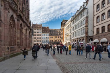 Strasbourg, Fransa - 25 Ekim 2021: Strasbourg 'un tarihi merkezinin yaya sokağı boyunca birçok saray ve önemli binalarla çevrili 