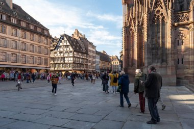 Strasbourg, Fransa - 25 Ekim 2021: Strasbourg 'un tarihi merkezinin yaya sokağı boyunca birçok saray ve önemli binalarla çevrili 