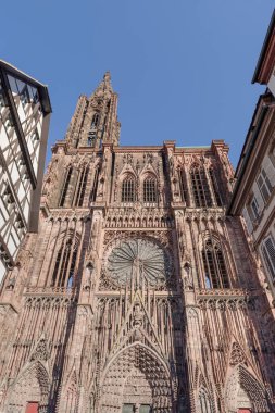 Notre Dame Gotik Katedrali çerçeveli evler, UNESCO dünya mirası sitesi, Alsace, Fransa, Avrupa