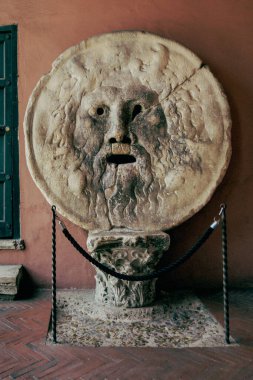 Gerçeğin ağzını kapat ya da Bocca della Verita eski bir kanalizasyon kapağı. Roma, İtalya 'daki Cosettin Kilisesi' nde Santa Maria 'nın kapısında yer almaktadır..
