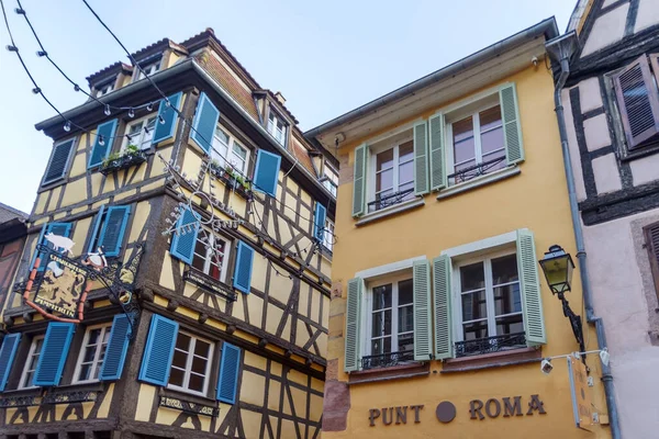 Colmar Γαλλία Οκτωβρίου 2021 Παραδοσιακή Πρόσοψη Και Πολύχρωμη Όμορφη Αρχιτεκτονική — Φωτογραφία Αρχείου