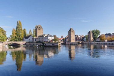 Fransa 'nın Barrage Vauban, Strasbourg panoramik terasında Ponts Couverts' in köprüleri ve kuleleri görülüyor.