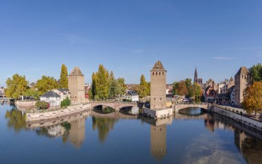 Fransa 'nın Barrage Vauban, Strasbourg panoramik terasında Ponts Couverts' in köprüleri ve kuleleri görülüyor.