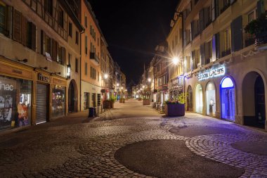 Colmar, Fransa - 23 Ekim 2021: Colmar 'ın tarihi merkezinde, iyi korunmuş yarı ahşap binaların etrafını çevreleyen yaya caddesi boyunca bakın