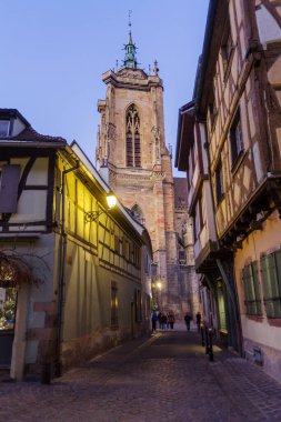 Colmar, Fransa - 23 Ekim 2021: Colmar 'ın tarihi merkezinde, iyi korunmuş yarı ahşap binaların etrafını çevreleyen yaya caddesi boyunca bakın