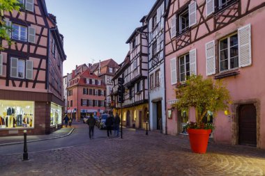 Colmar, Fransa - 23 Ekim 2021: Colmar 'ın tarihi merkezinde, iyi korunmuş yarı ahşap binaların etrafını çevreleyen yaya caddesi boyunca bakın