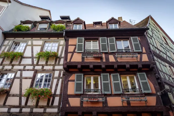 Geleneksel Yarı Ahşap Cephe Renkli Güzel Mimari Colmar Eski Kasabası — Stok fotoğraf