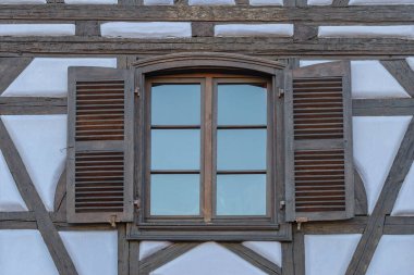 Fransa 'nın kuzeydoğusundaki Haut-Rhin Bölgesi, eski Colmar kasabasının Küçük Venedik turistik bölgesinde geleneksel Alsas yarı keresteli evinin cephesi.