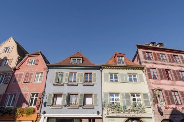 Colmar, Alsace, Fransa 'daki yarım keresteli evlerin alçak açılı görüntüsü