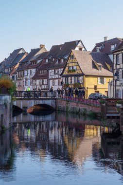 Colmar, Fransa - 24 Ekim 2021: Fransa 'nın kuzeydoğu bölgesindeki Haut-Rhin departmanının Küçük Venedik' in Colmar ilçesindeki Lauch Nehri boyunca uzanan geleneksel Alsas yarı keresteli evler cephesi 