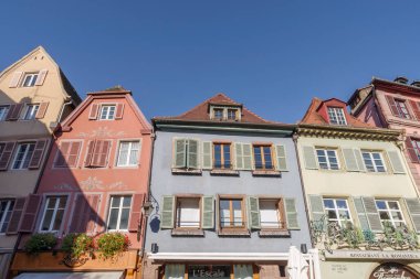 Colmar, Fransa - 24 Ekim 2021: Colmar, Alsace, Fransa 'daki yarım keresteli evlerin düşük açılı görünümü