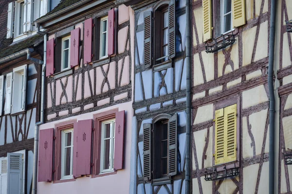 Fasády Tradičních Alsaských Zpola Roubených Domů Malebné Benátské Turistické Čtvrti — Stock fotografie