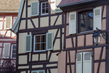 Fransa 'nın kuzeydoğusundaki Haut-Rhin Bölgesi, eski Colmar kasabasının Küçük Venedik turistik bölgesindeki geleneksel Alsas yarı keresteli evlerin cepheleri.