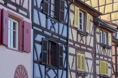 Fransa 'nın kuzeydoğusundaki Haut-Rhin Bölgesi, eski Colmar kasabasının Küçük Venedik turistik bölgesindeki geleneksel Alsas yarı keresteli evlerin cepheleri.