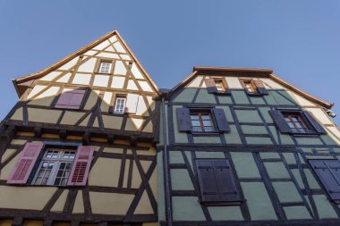 Riquewihr köyü, Alsace bölgesi, Fransa 'da geleneksel yarı ahşap ön cephe ve renkli güzel mimari