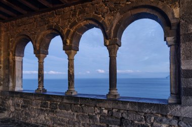Porto Venere 'deki Aziz Peter Kilisesi' nin romantizmi üzerinden deniz manzarası, Şairler Körfezi, La Spezia, Liguiria, İtalya