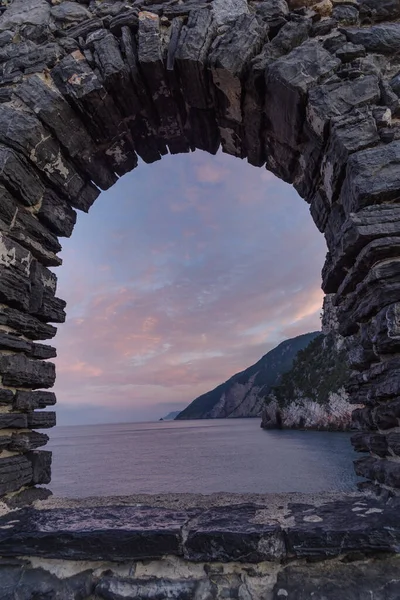 Rocky Mountains Sea Shore Seen Stone Arch Window Italy Liguria — Stock Photo, Image