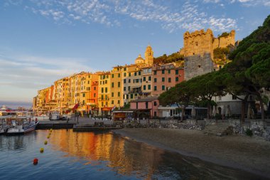Sabah Porto Venere 'in eski kasaba ve limanı. UNESCO dünya mirası sahası, Liguria bölgesi, İtalya