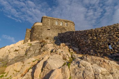 Portovenere 'deki St. Peter Kilisesi manzarası, La Spezia ili, Liguria, İtalya