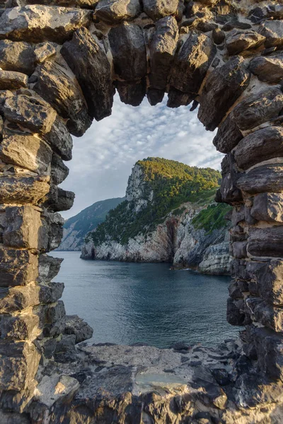 Montagnes Rocheuses Bord Mer Vues Travers Une Fenêtre Arc Pierre — Photo