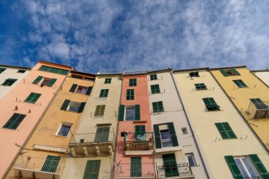 İtalya 'nın Liguria bölgesindeki Porto Venere' in tarihi merkezinde renkli cepheli evler.