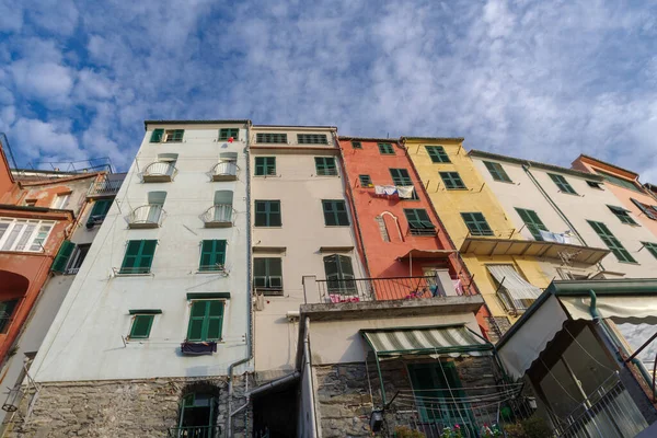 意大利利古里亚地区波尔图韦内尔港历史中心多彩的房屋立面 — 图库照片