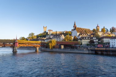 Lucerne, İsviçre, nehir kenarındaki tarihi binaların manzarası
