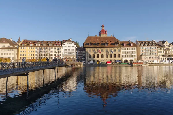 ルツェルン スイス 川沿いの歴史的建造物の眺め — ストック写真