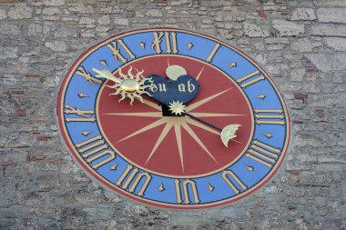 İsviçre 'deki Lucerne Belediye Binası ve Kulesi' nin düşük açılı saati.