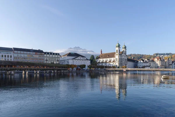 ルツェルン市の中心部 スイス中央部 聖フランシス教会は ルース川を反映しています 歴史的都市の有名なランドマーク — ストック写真