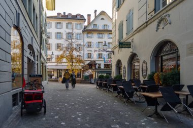 Lucerne, İsviçre - 23 Ekim 2021: Lucerne 'in tarihi merkezinde, çok iyi korunmuş antik binaların etrafını çevreleyen yaya sokağı manzarası